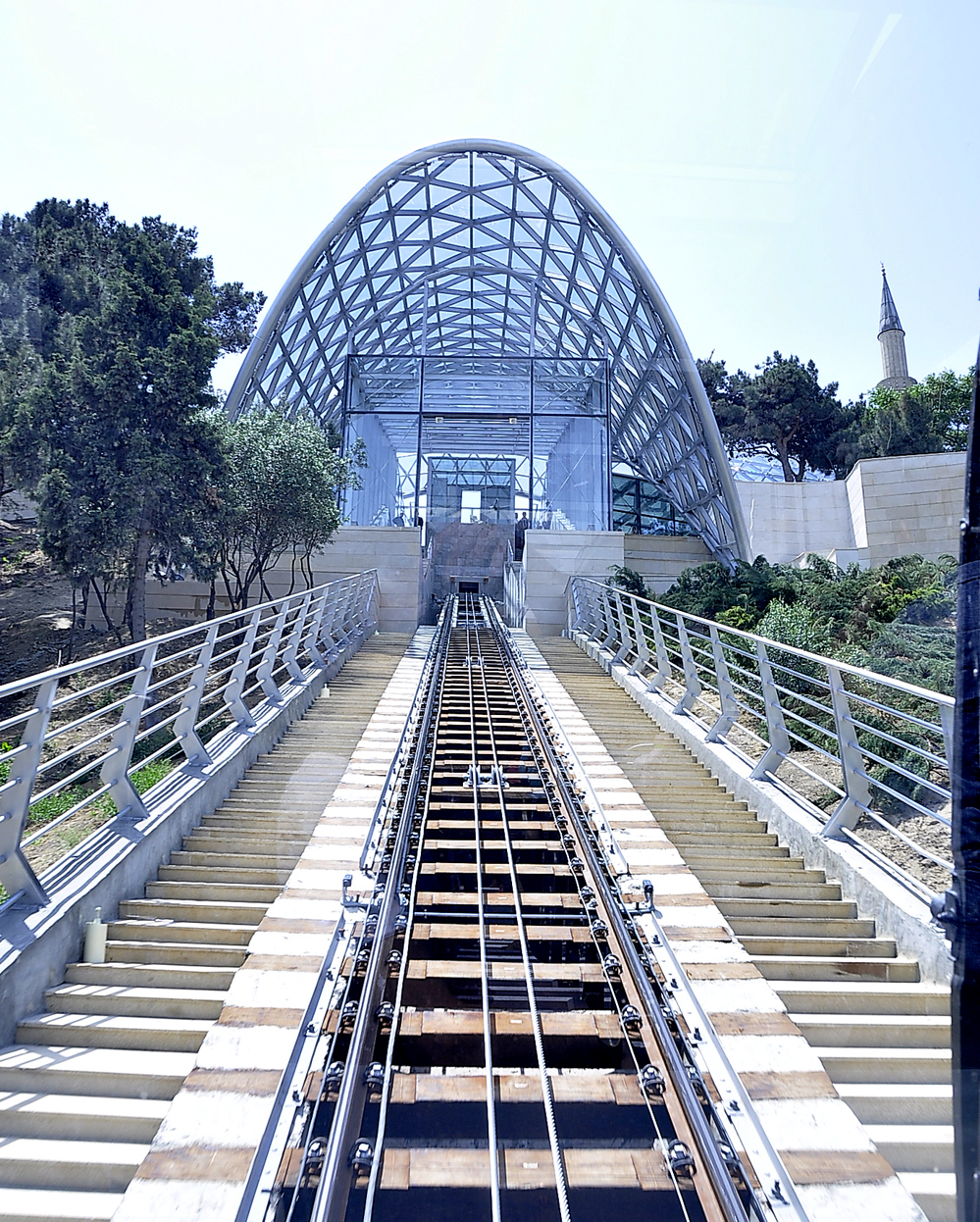 Baku’s funicular waiting for tourists (PHOTO)