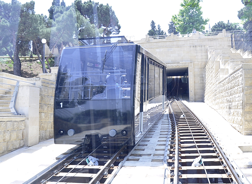 Baku’s funicular waiting for tourists (PHOTO)