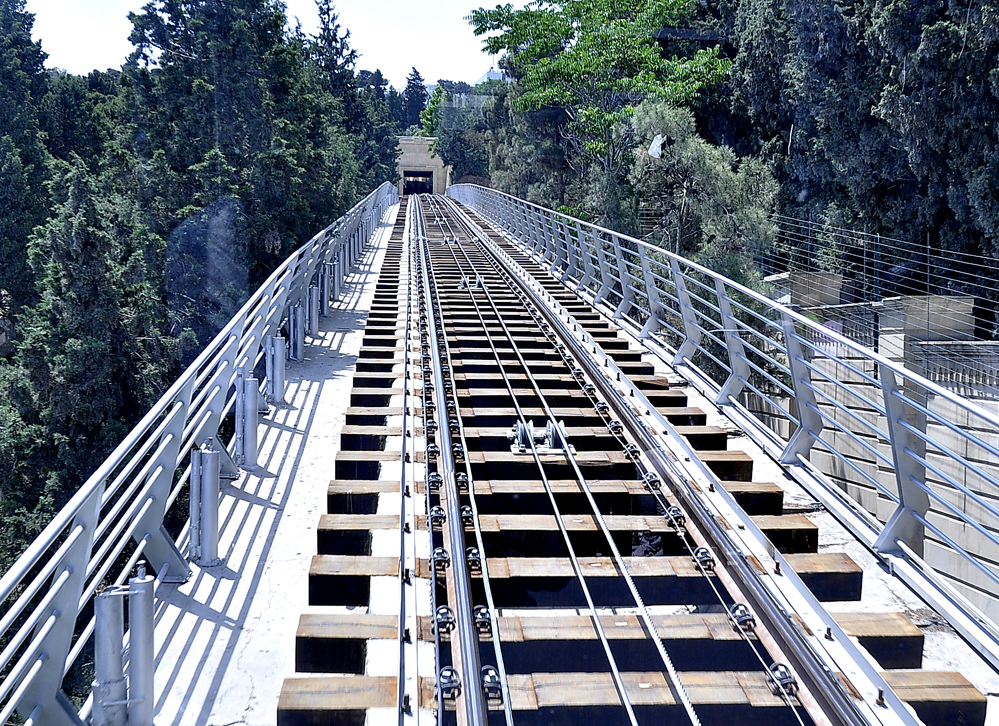 Baku’s funicular waiting for tourists (PHOTO)