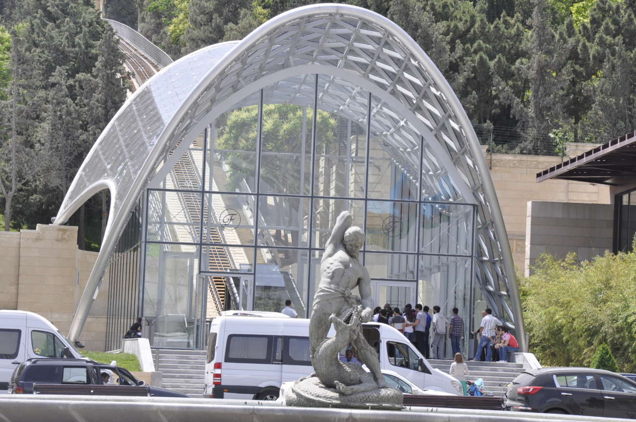 Baku’s funicular waiting for tourists (PHOTO)