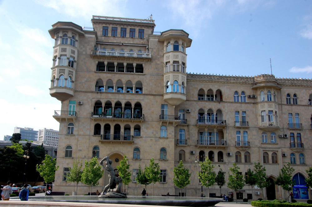 Baku’s funicular waiting for tourists (PHOTO)