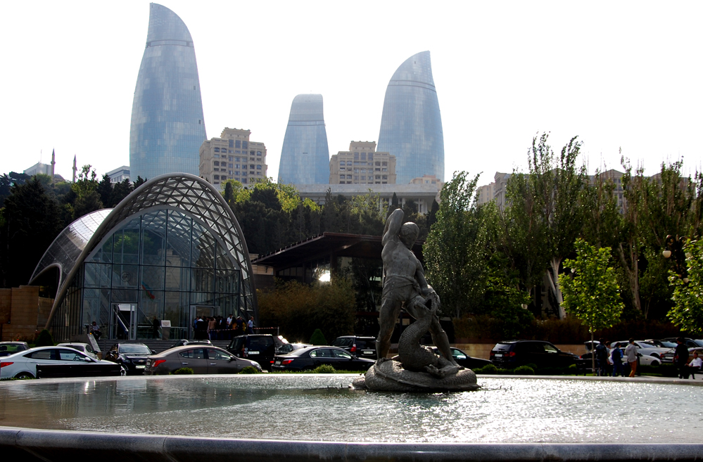 Baku’s funicular waiting for tourists (PHOTO)