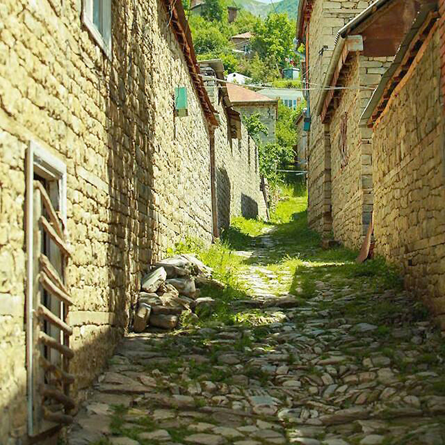 "Обиженный Ангел" в древнем азербайджанском селе Лахыдж  (ВИДЕО, ФОТО)