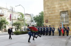 Azerbaijani president visits memorial in honor of Azerbaijan Democratic Republic