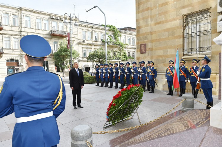 Azerbaijani president visits memorial in honor of Azerbaijan Democratic Republic
