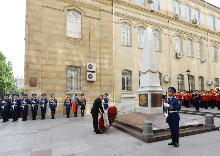 Azerbaijani president visits memorial in honor of Azerbaijan Democratic Republic