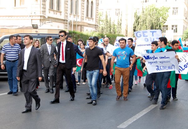 Azerbaijani youth hold protest action in front of EU Delegation building