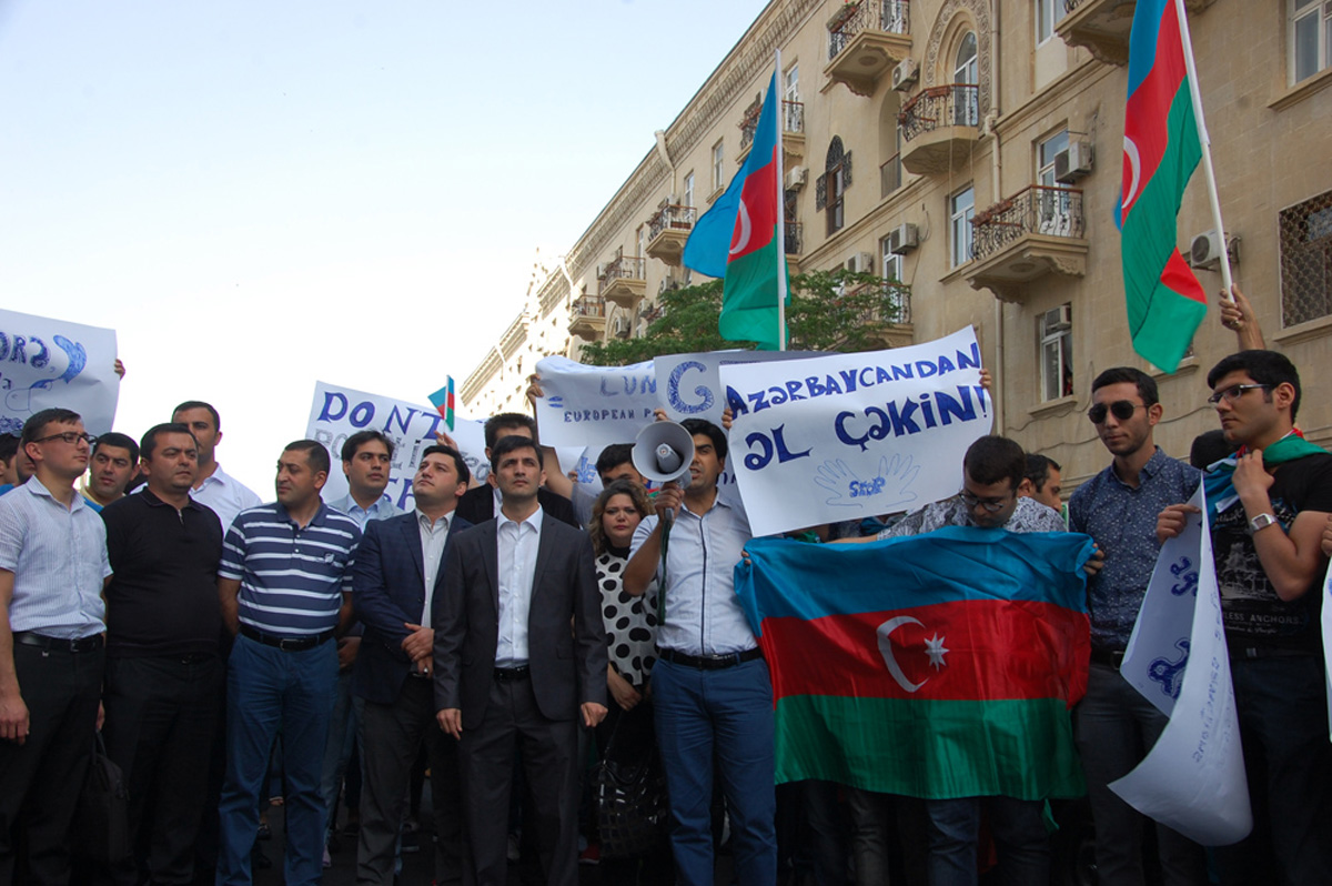 Азербайджанская молодежь провела акцию протеста перед представительством ЕС