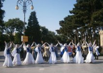 Гости Евроигр станцевали "Яллы" - искусство национальной одежды (ФОТО)