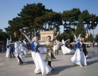 Гости Евроигр станцевали "Яллы" - искусство национальной одежды (ФОТО)