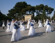 Гости Евроигр станцевали "Яллы" - искусство национальной одежды (ФОТО)