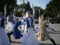 Гости Евроигр станцевали "Яллы" - искусство национальной одежды (ФОТО)