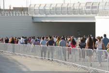 Зрители прибывают на церемонию закрытия первых Европейских игр (ФОТО)