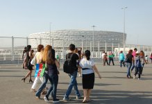 Зрители прибывают на церемонию закрытия первых Европейских игр (ФОТО)