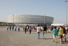 Зрители прибывают на церемонию закрытия первых Европейских игр (ФОТО)