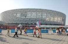 Зрители прибывают на церемонию закрытия первых Европейских игр (ФОТО)