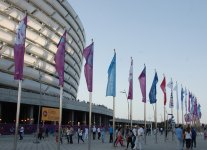 Зрители прибывают на церемонию закрытия первых Европейских игр (ФОТО)