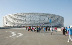 Зрители прибывают на церемонию закрытия первых Европейских игр (ФОТО)