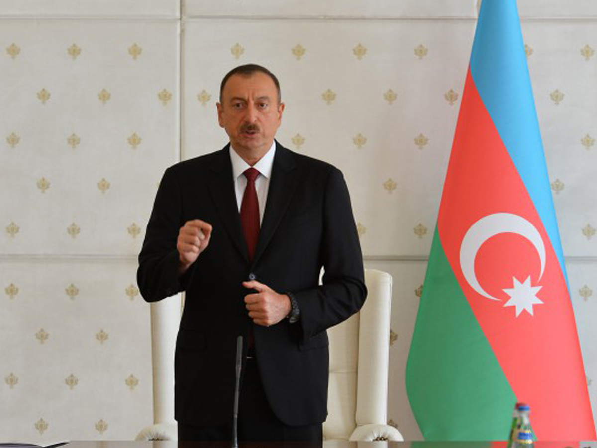 Президент Азербайджана поручил снизить цены на авиабилеты и отели