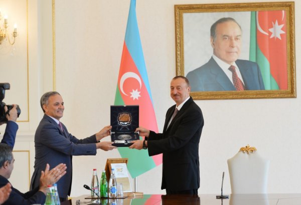 President Ilham Aliyev receives special award of Azerbaijan’s Press Council (PHOTO)