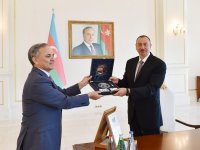 Президенту Ильхаму Алиеву вручена специальная награда Совета прессы Азербайджана за решительную позицию в защите национальных интересов страны (ФОТО)