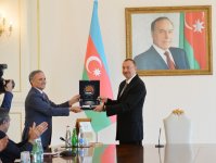 Президенту Ильхаму Алиеву вручена специальная награда Совета прессы Азербайджана за решительную позицию в защите национальных интересов страны (ФОТО)