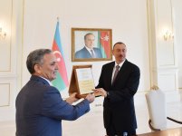 Президенту Ильхаму Алиеву вручена специальная награда Совета прессы Азербайджана за решительную позицию в защите национальных интересов страны (ФОТО)