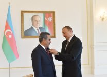 Президенту Ильхаму Алиеву вручена специальная награда Совета прессы Азербайджана за решительную позицию в защите национальных интересов страны (ФОТО)
