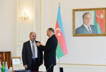 Президенту Ильхаму Алиеву вручена специальная награда Совета прессы Азербайджана за решительную позицию в защите национальных интересов страны (ФОТО)