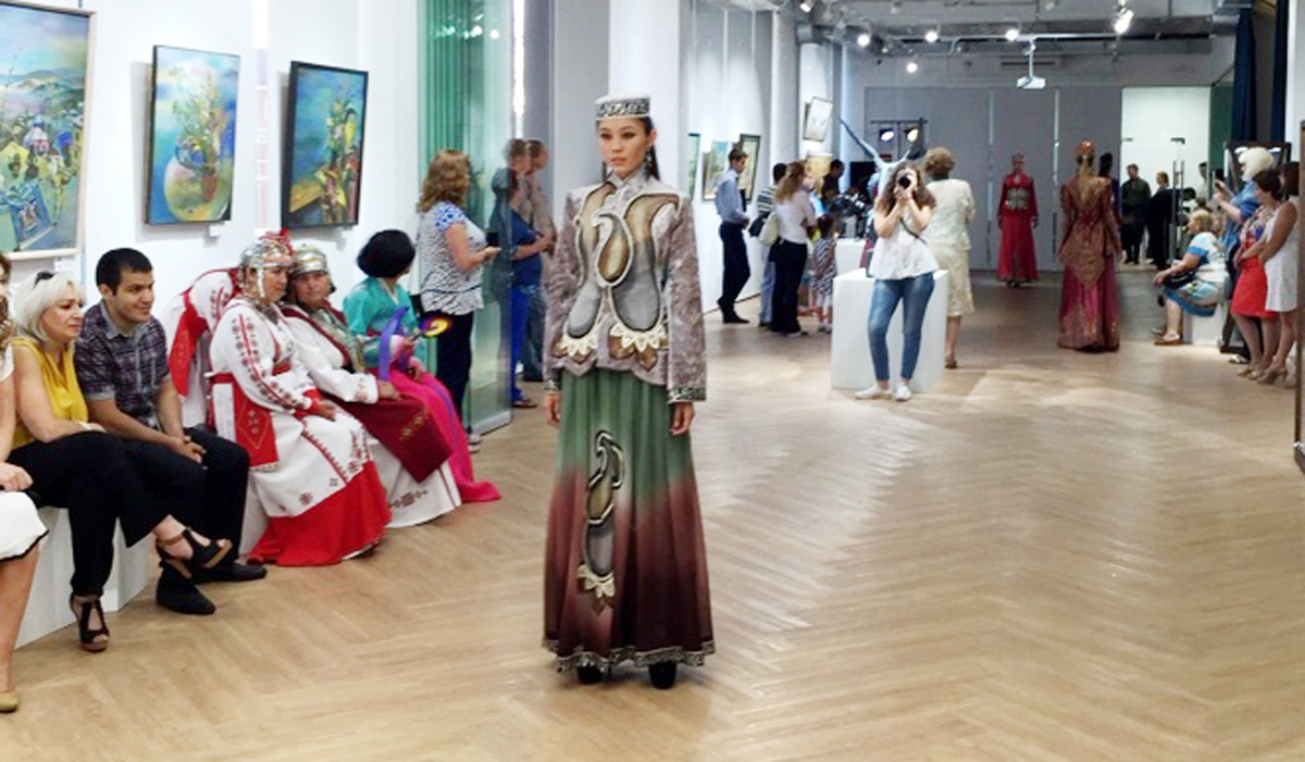Азербайджанские платья очаровали гостей этнофестиваля в России (ФОТО)