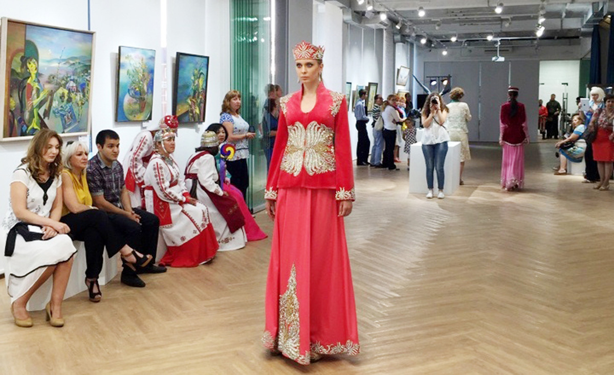Азербайджанские платья очаровали гостей этнофестиваля в России (ФОТО)