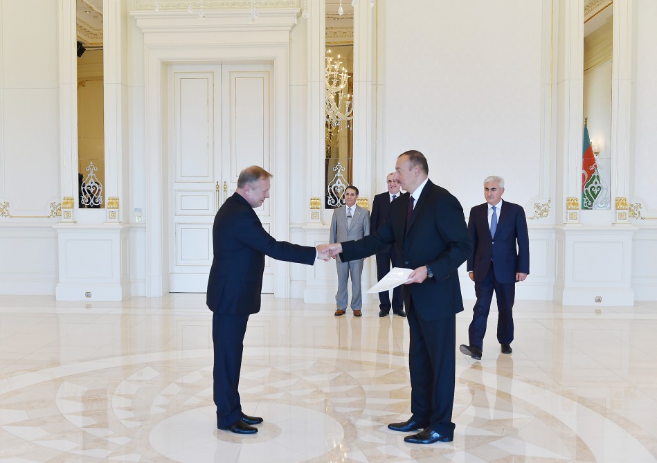 Президент Азербайджана принял верительные грамоты посла Беларуси
