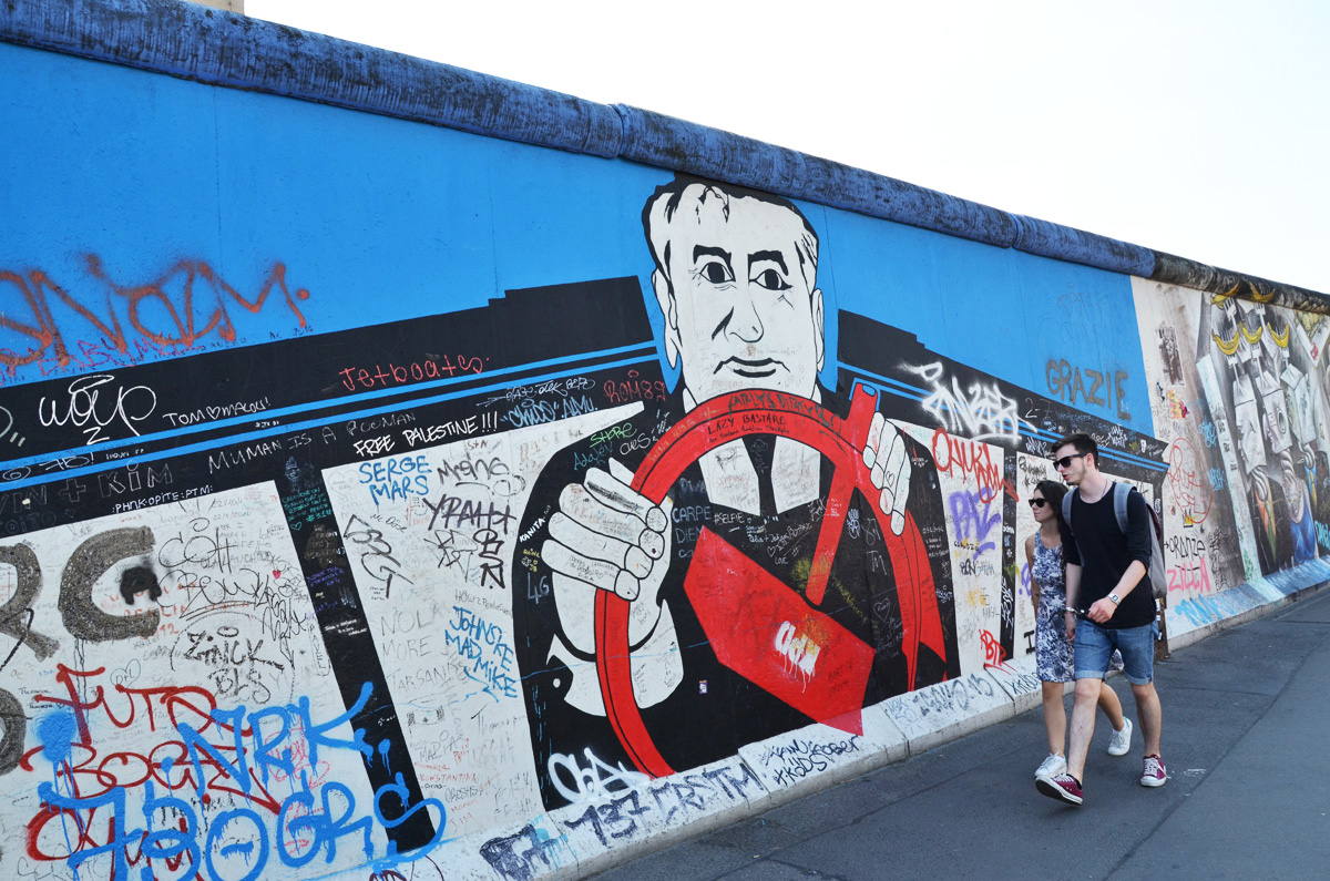 В гостях у Европы: Поцелуй Брежнева, или Путешествие на полицейской машине (ФОТО, часть 3)