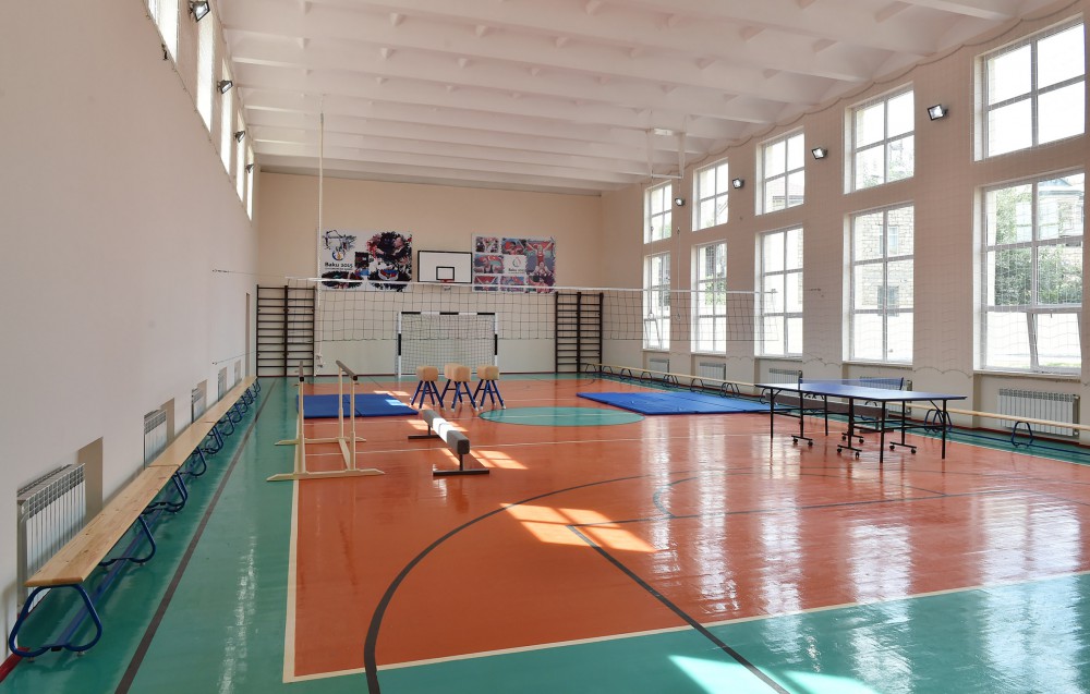 Azerbaijani president reviews one of schools after repair in Baku