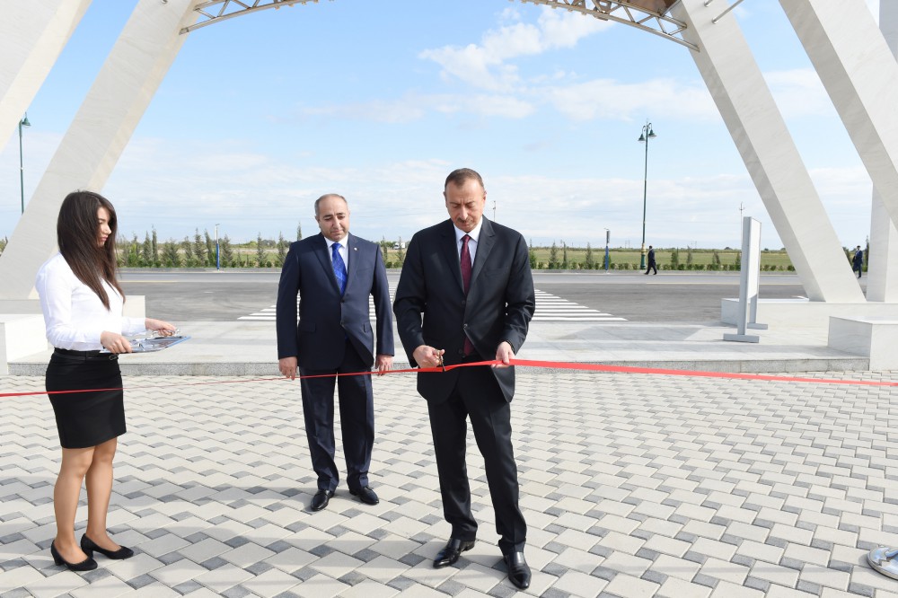 Президент Ильхам Алиев принял участие в открытии Площади флага в Кюрдамире