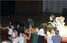 Безумный драйв Нюши в Баку – цветы от принцесс, селфи, эмоции (ФОТО)