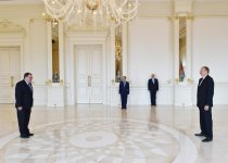 Azerbaijani president receives credentials of newly-appointed Hungarian ambassador (PHOTO)
