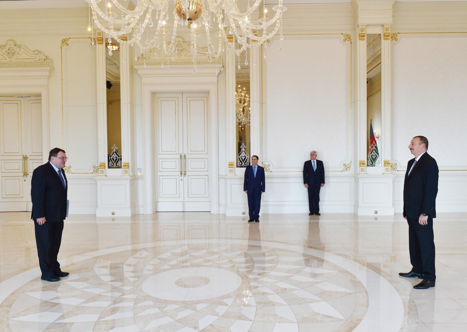Azerbaijani president receives credentials of newly-appointed Hungarian ambassador (PHOTO)