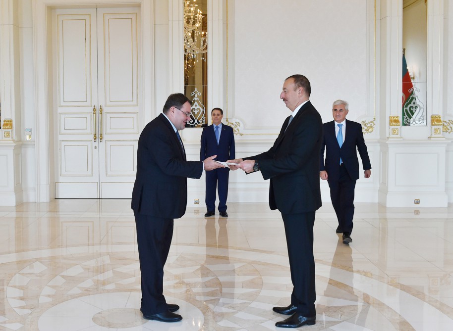 Azerbaijani president receives credentials of newly-appointed Hungarian ambassador (PHOTO)