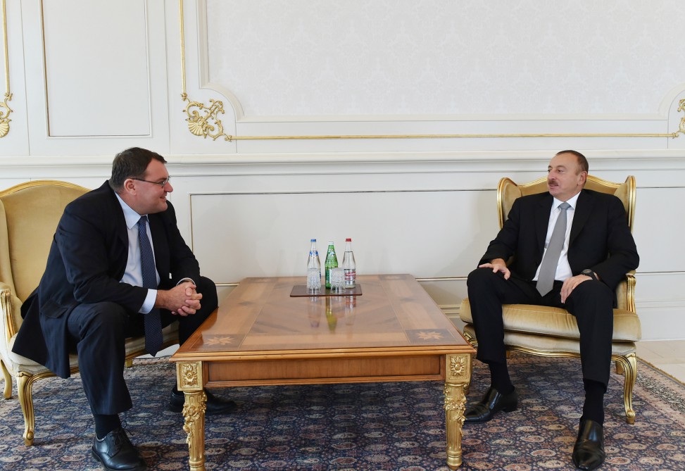 Azerbaijani president receives credentials of newly-appointed Hungarian ambassador (PHOTO)
