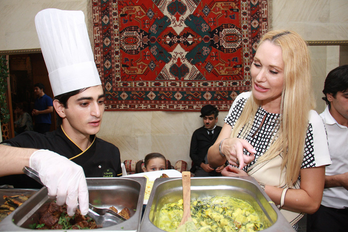 Кокосовые шарики, или как в Баку призвали отказаться от мясных блюд (ФОТО)