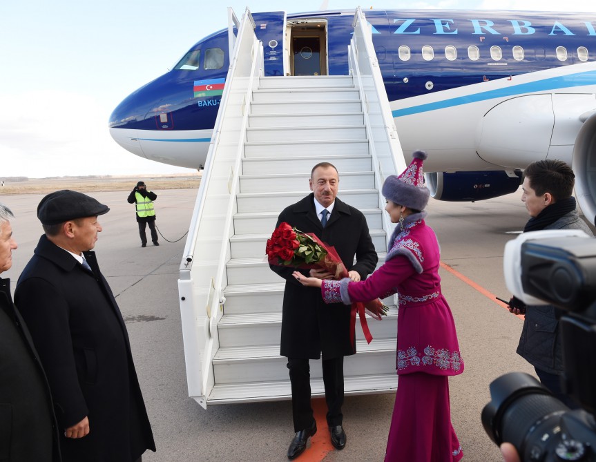 Президент Азербайджана прибыл с рабочим визитом в Казахстан (ФОТО)