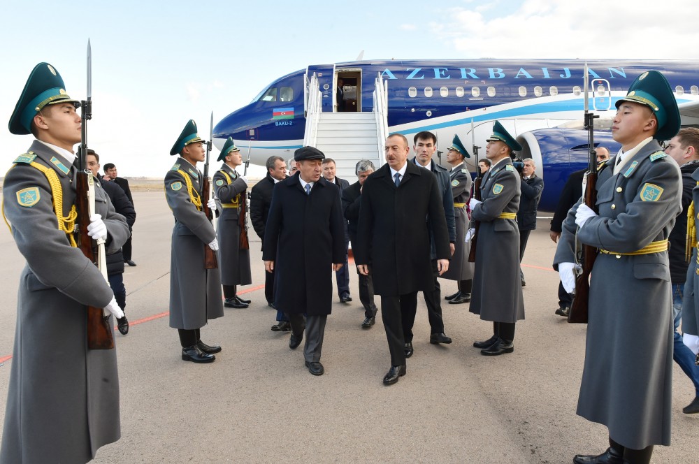 Президент Азербайджана прибыл с рабочим визитом в Казахстан (ФОТО)