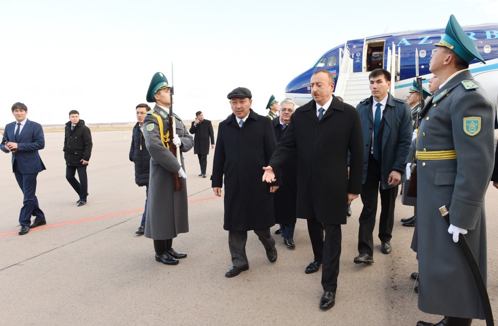 Президент Азербайджана прибыл с рабочим визитом в Казахстан (ФОТО)
