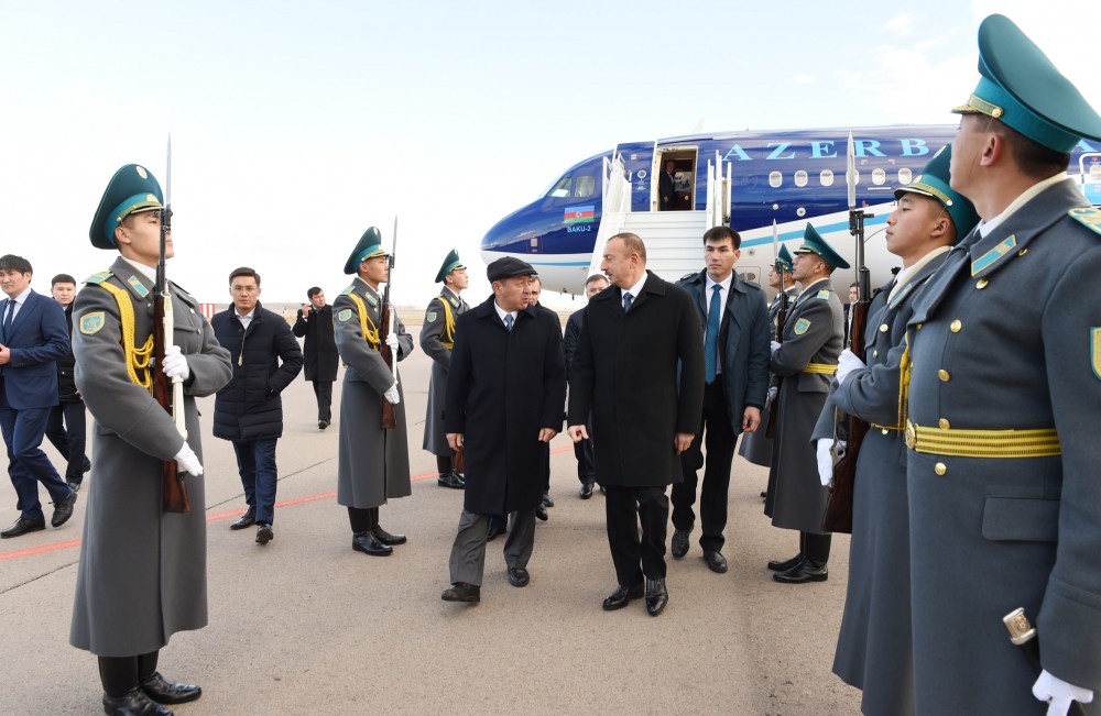Президент Азербайджана прибыл с рабочим визитом в Казахстан (ФОТО)