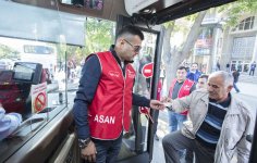 Известные актеры и "Волонтеры ASAN" провели акцию в общественном транспорте Баку (ФОТО)