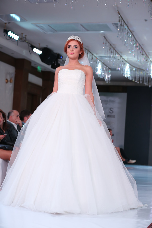 Свадебные и вечерние платья - "Baku Fashion Night 2015" (ФОТО)