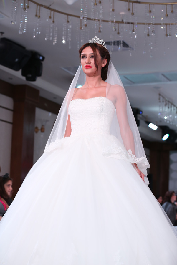 Свадебные и вечерние платья - "Baku Fashion Night 2015" (ФОТО)