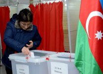 В Азербайджане высокая активность избирателей на парламентских выборах (ФОТО)