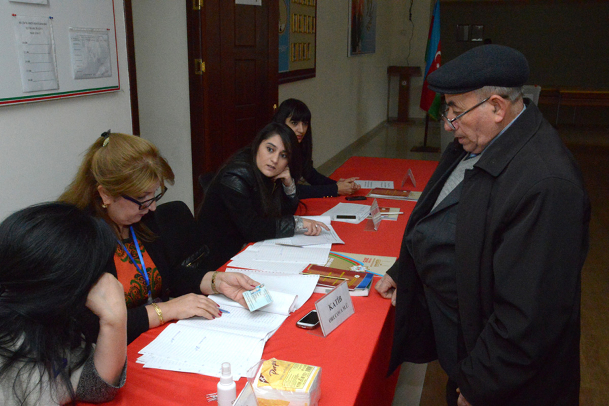 В Азербайджане высокая активность избирателей на парламентских выборах (ФОТО)